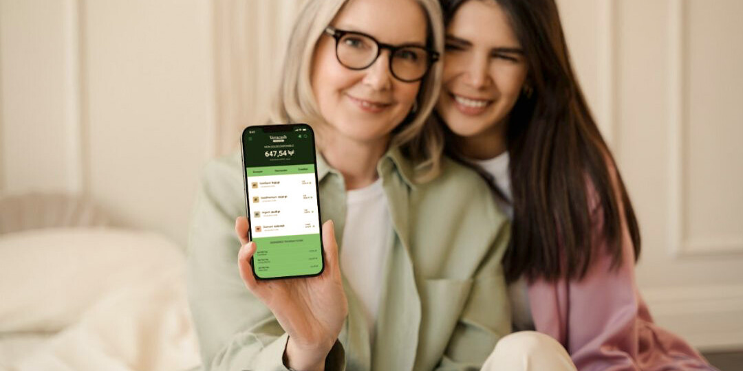 Mère et fille consultant leur compte Veracash depuis l'application mobile