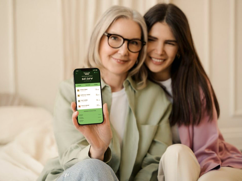 Mère et fille consultant leur compte Veracash depuis l'application mobile