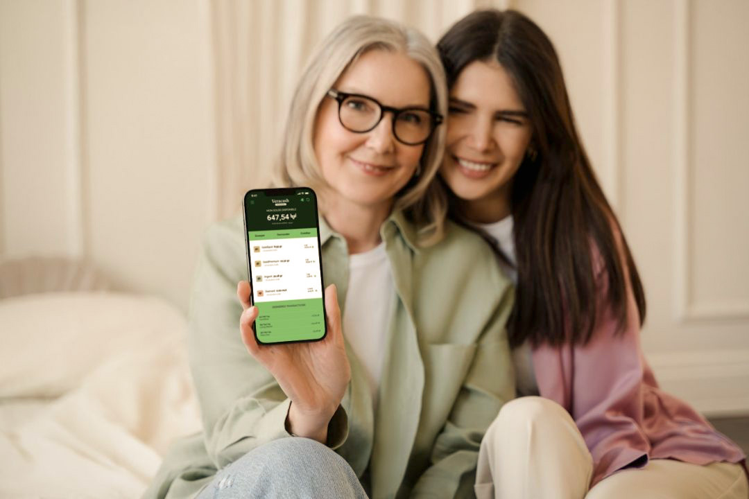 Mère et fille consultant leur compte Veracash depuis l'application mobile