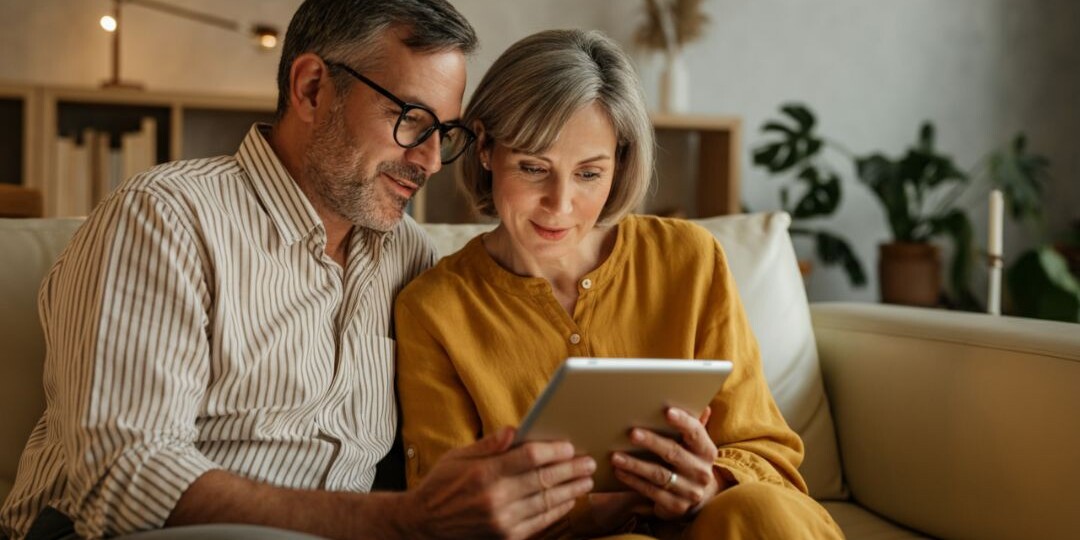 Couple consultant ses investissements sur une tablette