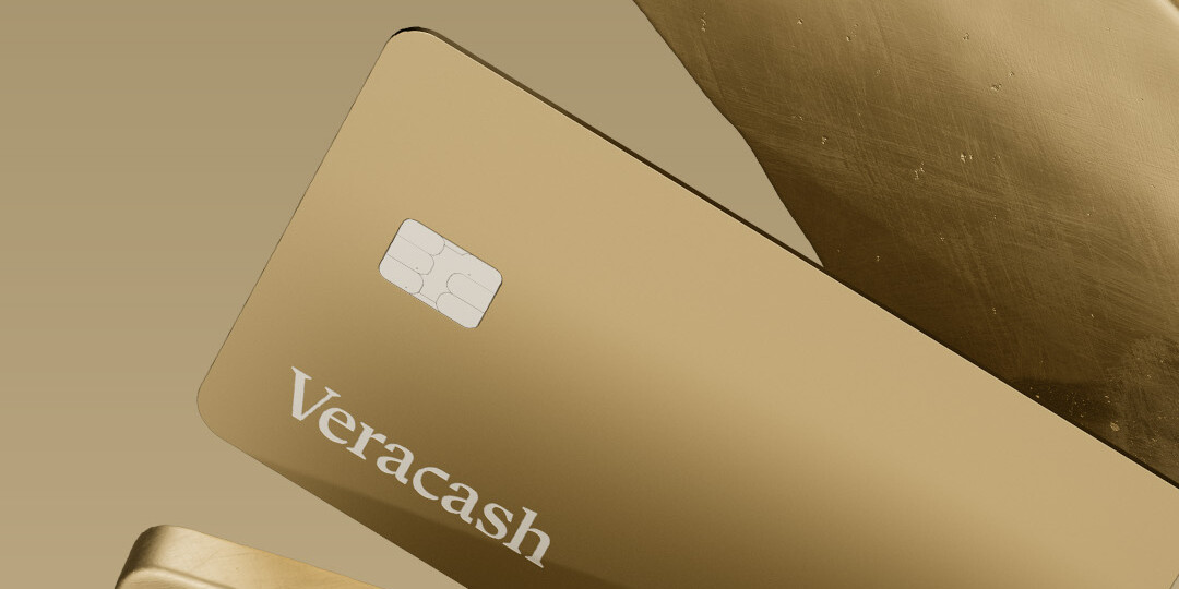 Image 3D au format portrait (mobile) : une roue qui comporte plusieurs plaques d'or brutes et la nouvelle carte gold Veracash de 2024 avec le logo Mastercard classique