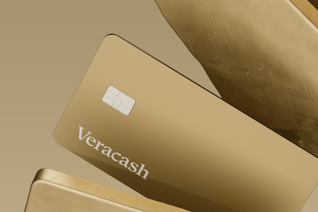 Image 3D au format portrait (mobile) : une roue qui comporte plusieurs plaques d'or brutes et la nouvelle carte gold Veracash de 2024 avec le logo Mastercard classique