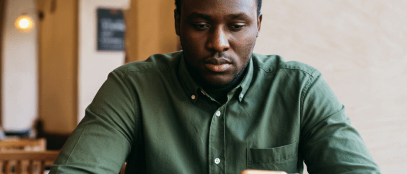 Homme avec un smartphone qui utilise des applications financières
