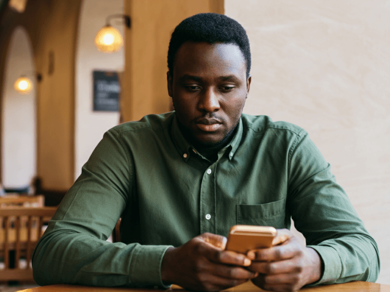 Homme avec un smartphone qui utilise des applications financières